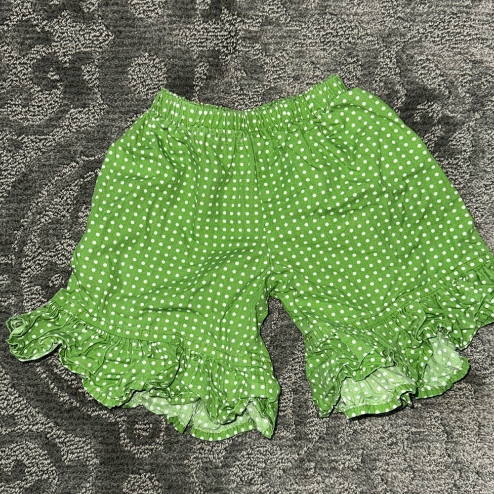 •Persnickety ruffle shorts•